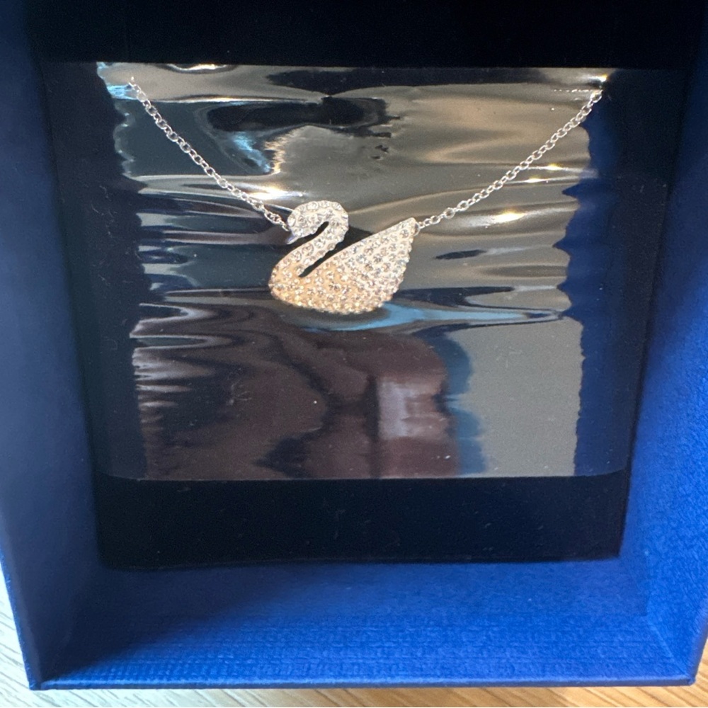 Swarovski Iconic Swan pendant, Medium, Ombre, Rhodium plated 5215034